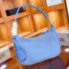 Bolso Hobo de moda de alta calidad Bolso de diseñador de lujo Correa de hombro de nylon Bolso de mano Monedero Colgante de metal Bolsos de hombros Mini billetera Bolsos de mujer