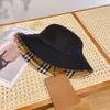 Klassiska ränder hink hatt designers hattar lyxiga solskade män och kvinnor elegant charm mode trend avslappnade fyra säsonger burberies burbreries gåva sommarhatt mycket