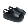 2023 Sommardesigner Nya baby tofflor barn sandaler mjuka eva anti-skidbad hem glider skor tofflor för pojkar