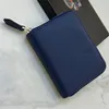 Saffiano Leather Small Wallet Credit Card Slots Billコンパートメント文書ポケットエナメルメタルトライアングルロゴレタリングハードウェアw5511425