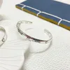 Usine en gros 2023 Nouveau luxe de haute qualité bijoux de mode pour fleur d'argent et oiseau intrépide Bracelet aveugle pour l'amour utilisé couple de bijoux à la main