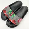 Med lådesdesigner glider tofflor män kvinnor sandaler blommor röd grön blå damm väska skor skriva ut sommar strandmode tränare breda platta skor