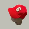 Il nuovo cappellino da baseball firmato può essere regolato in due colori, necessario per i viaggi estivi