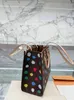Klassisk OnTheGo 36 cm väska 23SS X Yayoi Kusama Flerfärgade Dot Totes Damdesignerhandväskor Stor kapacitet Lady Tie Dye Shoppingväskor med liten rund väska