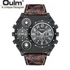 ساعات المعصم oulm 1349 Big Szie Watch Man اثنين زمنية Zone Wristwatch ذكر Quartz Clock Clock Men's Sport Leather Watches