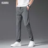 Calças masculinas Kubro 2023 New Summer Ice Silk Pants Men fino casual ar -condicionado condicionamento solto lastro de colheita Sorta de moletom com cinza claro Diário Z0306