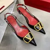 Sandales de créateurs femmes talons hauts chaussures habillées été marque de luxe V boucle en métal cuir véritable nu noir or argent mat chaussures de mariage d'été avec sac à poussière rouge