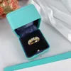 Anel de designer de luxo Anéis de cluster clássicos para mulheres Designers Simulados Diamond White Gold sliver Cross Stud flor muito bom