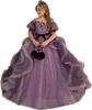 Nya lila små flickor Pageant Dresses Pärlade kristaller Bollklänning Crew Neck Kids Toddler Flower Prom Party Gowns For Weddings Cascading Ruffles