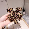 Broches cristal perle noeud papillon pour femmes tissu imprimé léopard col de chemise épinglette broche bijoux cadeaux accessoires en tissu