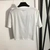 2023 Tasarımcılar T-Shirts Kadın Tees Giyim Giyim Gündelik Göğüs Mektubu Gömlek Luxurys Sokakları Kısa Kollu Üstler Giysiler Dantel Dikiş Kısa Kollu T-Shirt Üst Beyaz Siyah Sml