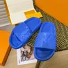 Män kvinnor tofflor designer sandaler vid vattnet präglade mule gummi glid strand sandaler vit orange svart gröna oliv sommarskor glider sneakers 35-45