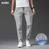 Calças masculinas Kubro 2023 New Summer Ice Silk Pants Men fino casual ar -condicionado condicionamento solto lastro de colheita Sorta de moletom com cinza claro Diário Z0306