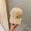 La nueva gorra de béisbol de diseño en tres colores se puede ajustar. La gorra de béisbol de alta calidad es necesaria para la protección solar de verano y los viajes.