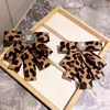 Brosches kristall pärla båge för kvinnor tyg leopard tryck skjorta krage lapel stift brosch smycken gåvor tygtillbehör