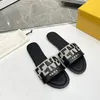 Nuevo diseñador Diapositivas Zapatillas Mujer Negro Withe Banded Flats Sandalias Cuero Adornado Baguette Patrón Damas Sexy Carta Playa Zapatos de verano