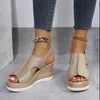 Sandalen 2022 NIEUW UITGEKUNDE Glitter Kleur Golden Silver Women Casual Wedges Sandalen één lijn Buckle Peep Toe Dames Summer Beach Sandalen Z0306