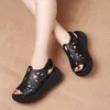 Sandaler Sondr Kvinnor Sandaler Mjuka läderkilar Skor för kvinnor Summer Sandaler 2021 Casual Shoes Female Heels Sandaler Wedge Sandalias Z0306