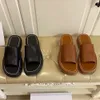 TRIOMPHER SLIDE I GRÖNTSAKLIGA sandaler GARVADE KALFSKIN TAN signatur präglad på utsidan av yttersulan, moderiktiga strandsandaletofflor för kvinnor