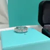 Роскошные дизайнерские кольца Модные классические кластерные кольца для женщин Дизайнеры с имитацией бриллианта Белое золото Розовое золото Цветок-гвоздик очень хорошо nices8696192