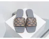 أزياء جديدة للنساء Slippers Sandals مصممة مثلث مصممة شرائح غير رسمية منخفضة الكعب الفاصلة الفاخرة