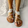 Sandalen 2023 Sommer Frauen Weiße Flache Luxus Perlen Braut Hochzeit Schuhe Spitze Blumen Knöchelriemen Strand Römische Hausschuhe