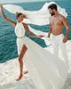 Abito da sposa sexy a-line con strascico vestido longo bianco scollo all'americana senza spalline abito da sposa con spacco alto spiaggia estiva 2023 robe de mariee