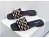 أزياء جديدة للنساء Slippers Sandals مصممة مثلث مصممة شرائح غير رسمية منخفضة الكعب الفاصلة الفاخرة