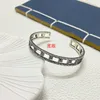 Collezione di moda 2023 Nuovi gioielli di moda di alta qualità di lusso per argento scavato modello scolpito Bracciale versione larga e stretta usata decorazione a mano coppia