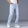 Jeans para hombres talla grande 40 42 44 Jeans azul claro para hombres Pantalones de mezclilla de la marca delgada delgada del estiramiento delgado y el verano.