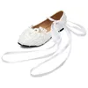 Scarpe da sposa Pizzo bianco Perle per spose con nastro Strappy Bridal Tacco basso Fatto a mano Appliqued Chic Ladies Performance Flats Drop Dhlmi