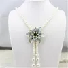 ペンダントネックレスファッションアクセサリー女性のための長い真珠の花のネックレスシミュレートされたジュエリーペンダントレディーギフト