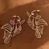 Dangle Earrings Retro Hollow Out Koi Metal Wind誇張魚の形の創造性の性格