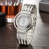 Нарученные часы Полые концентрические кружные дамы смотрят сплавные бриллиантовые модные браслет WatchWristwatches HECT22