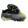 الرجال الذين يتدربون على Phantom GX Elite FG Soccer Shoes المرابط