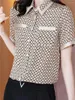 البلوزات النسائية 4XL Women Spring Shirts Summer Fashion غير الرسمي القصيرة الأكمام المنقولة طوق بلوز جيب بلوساس Tops Wy0574