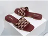 أزياء جديدة للنساء Slippers Sandals مصممة مثلث مصممة شرائح غير رسمية منخفضة الكعب الفاصلة الفاخرة