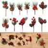 Flores decorativas Pinecone Holly Branches Pine Cone Red Berries Home Decoração floral Árvore de Natal Artificial de Natal Artificial