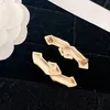 Diseñador Broche de perlas Marca Broches chapados en oro de 18 quilates Primavera Nueva marca Broche con logotipo Chica de lujo Alfileres de amor Exquisito Diseño versátil Regalo Joyería celta con caja