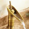 Grifos de lavabo de baño Grifo de copa de un solo orificio de bronce y lavabo clásico de cascada de agua fría