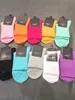 Herren Socken Frauen hochwertige Baumwolle All-Match-Klassiker Knöchelbrief atmungsaktiv Schwarz-Weiß-Fußball-Basketball Sport Socke Großhandel UW55