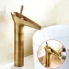 Grifos de lavabo de baño Grifo de copa de un solo orificio de bronce y lavabo clásico de cascada de agua fría