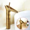 Rubinetti per lavabo da bagno Rubinetto per calice monoforo in bronzo e lavabo classico con cascata d'acqua fredda