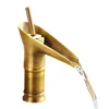 Rubinetti per lavabo da bagno Rubinetto per calice monoforo in bronzo e lavabo classico con cascata d'acqua fredda