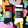 2023 VETEMENTS Schwarz Weiß Socken Flut Marke Teenager Hip Hop Stil Lange Socken Brief Stickerei Athleten Beinlinge Streifen Socken m1