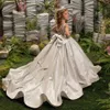 결혼식을위한 럭셔리 실버 민소매 플라워 걸 드레스 2023 Princess Glitter Sequined Pageant First Communion Gowns with Bow