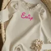Dopasowane rodzinne stroje spersonalizowane haftowane maluch urodzony niemowlę dzieci Romper Custom Soft Clothing Ruffle Toks Fall Spring Playsit 230309