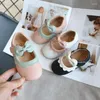 Platte schoenen 2023 Bowknot Leather Girls Baby 1-8 jaar oud niet-slip zachte zool lente kleine single e419