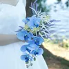 装飾的な花エレガントなラベンダーファレエノプシス花嫁を保持している手縛られたブーケウェディングブライダルブーケdiyホームデコレーションアレンジメント
