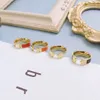 Fyra färger smyckesdesigner band ringer kvinnor man älskar svart charms bröllop leveranser 18k guld pläterad rostfritt stål ring fin finger ring präglad stämpel
